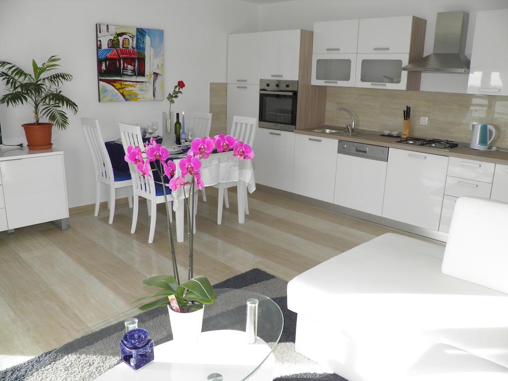 Apartments Perla Dinjiska Bilik gambar